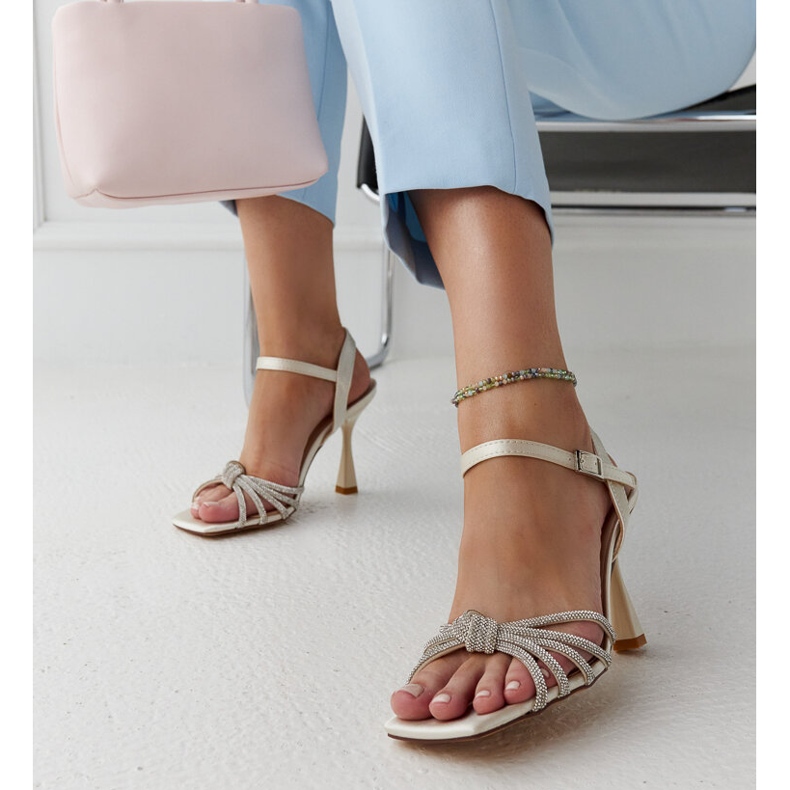 Ljusbeige glänsande högklackade sandaler från Ankica 1