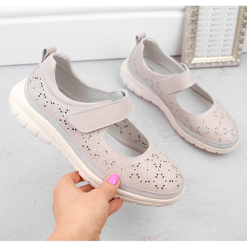 Genombrutna skor i läder med kardborreband, beige Filippo DP6073 1