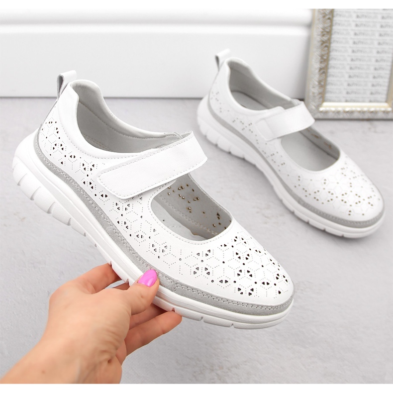 Genombrutna skor i läder med kardborreband, vit Filippo DP6073 1