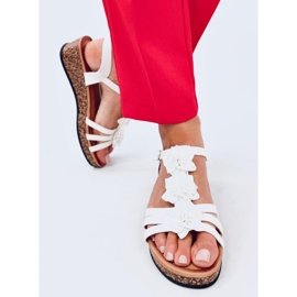 Fisken Vita blomsandaler 1