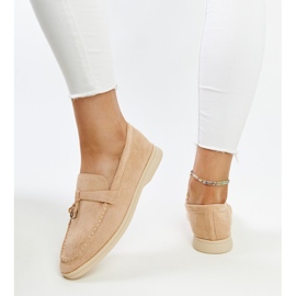 Beige mockasiner med metallhänge från Fiorano 1