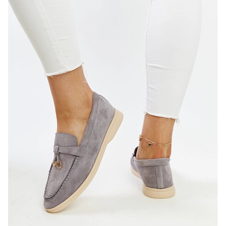 Grå mockasiner med metallhänge från Fiorano 1