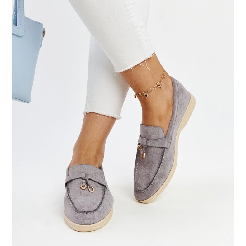 Grå mockasiner med metallhänge från Fiorano 2