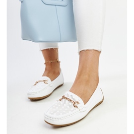 Vita mockasiner med dekorativt spänne från Adila 1