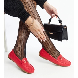 Röda mockasiner med dekorativt spänne från Adila 1