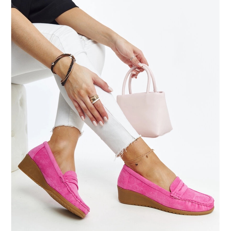 Mörkrosa wedge loafers i mocka från Sakena 1