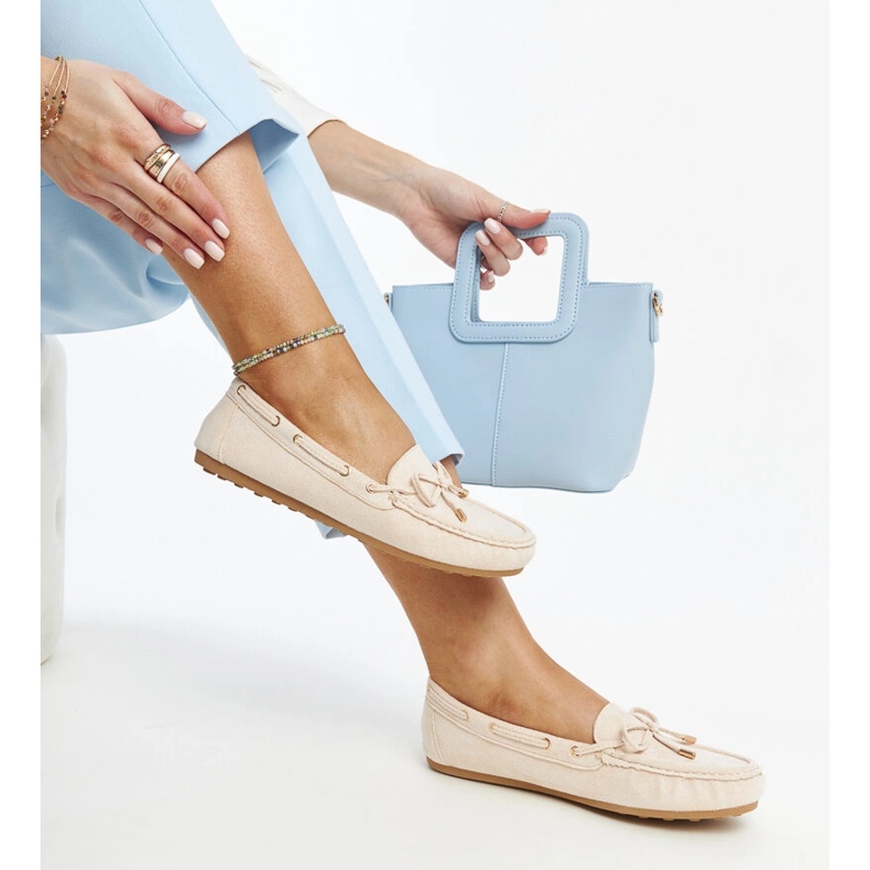 Ljusbeige loafers i mocka från Aneesa 1