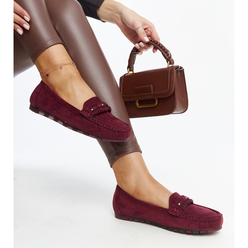 Vinröda mockasiner med dekorativt band från Widaad 1