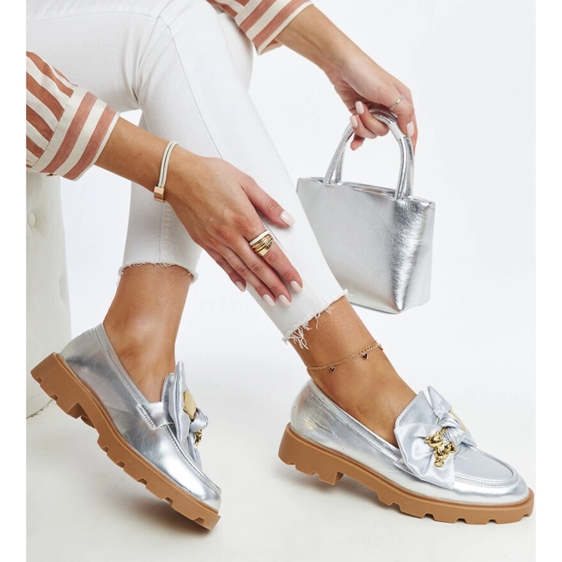 Silvermockasiner med dekorativ säkerhetsnål från Bogumil silver- 1