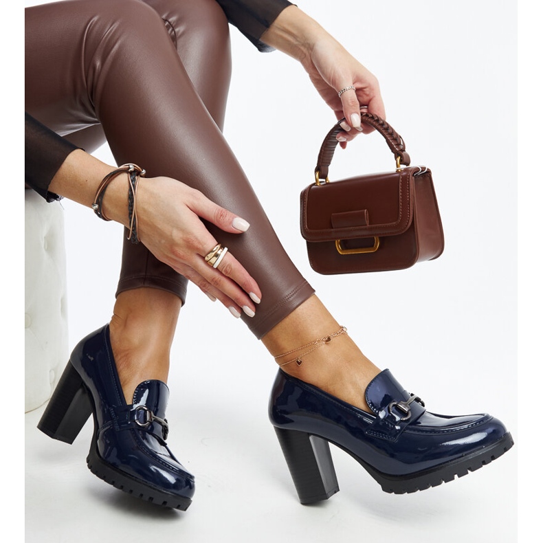 Marinblå pumps med patentklack från Giacoma 1