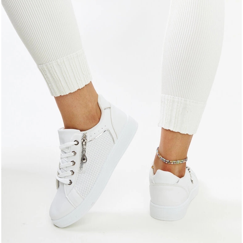 Vita sportskor dekorerade med Chiusi-perforering 1