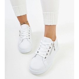 Vita sportskor dekorerade med Chiusi-perforering 2