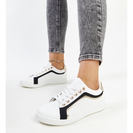Vita och svarta sneakers på Amala-plattformen 2