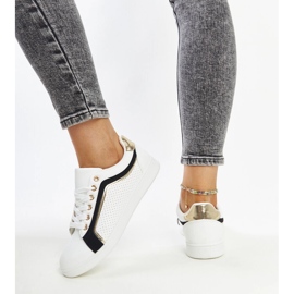 Vita och svarta sneakers på Amala-plattformen 4
