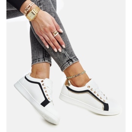 Vita och svarta sneakers på Amala-plattformen 5