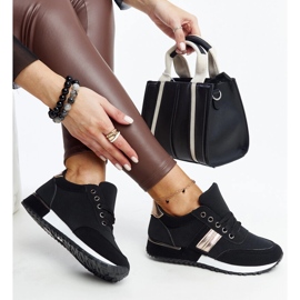 Svarta sneakers på en Nihad gummiplattform 1