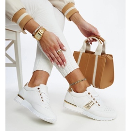 Vita och guld sneakers på Nihad gummiplattform 1