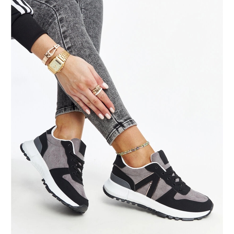 Svarta och gråa sneakers på Sanela-plattformen 1