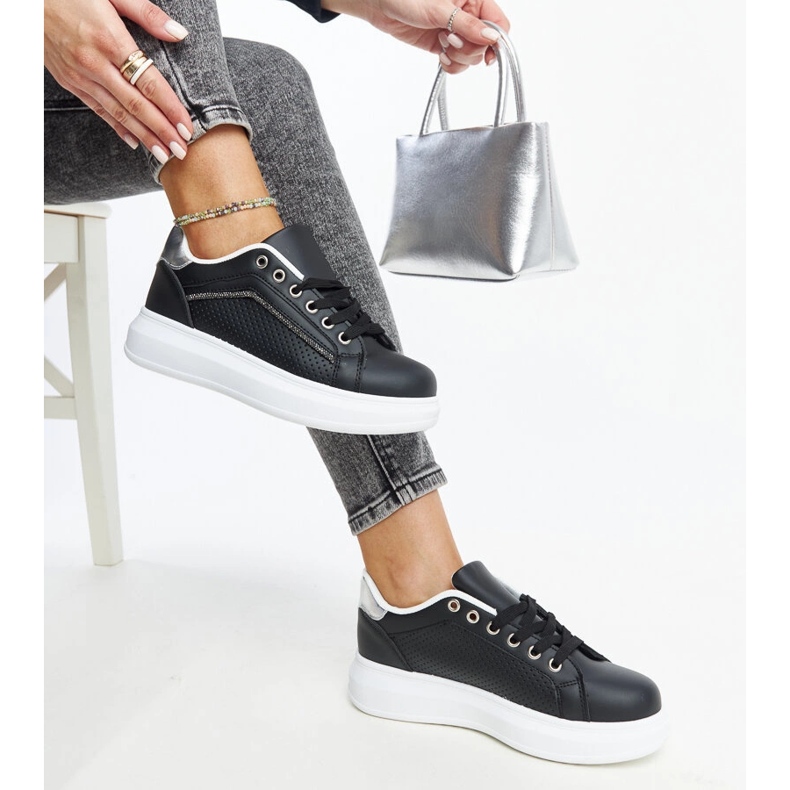 Svarta sneakers med dekorativa Perica-rhinestones 1
