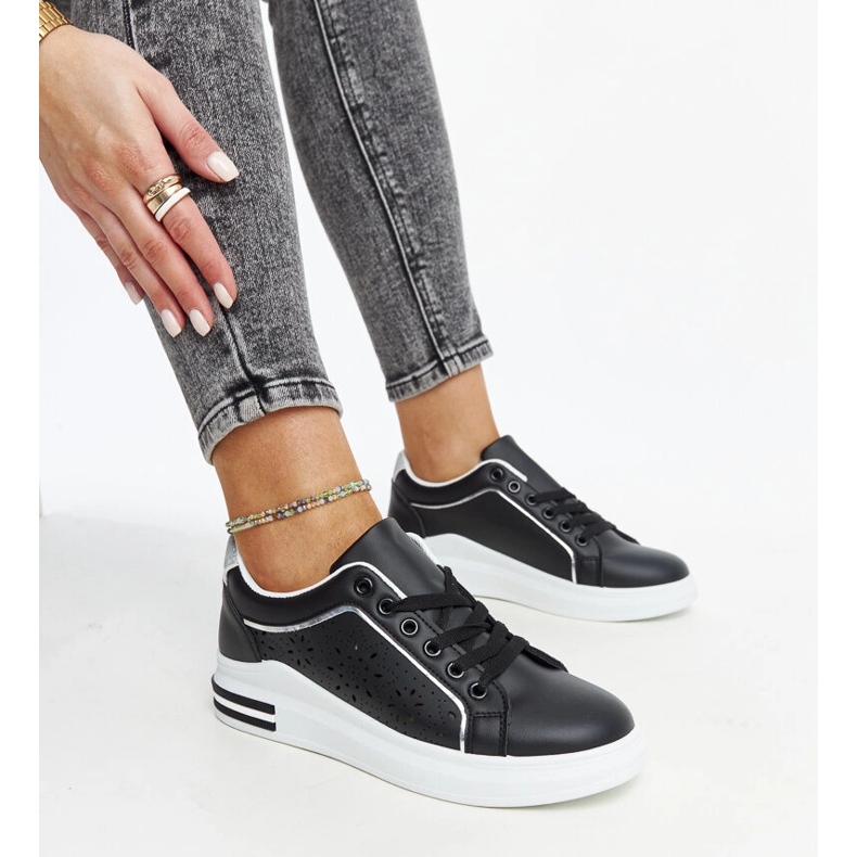Svarta genombrutna sneakers med Zorka glitter 1
