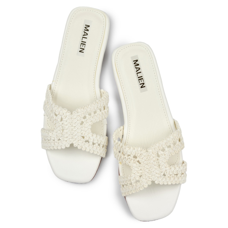 Vita damflipflops i spets med platt sula 1