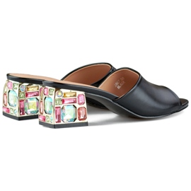 Svarta kvinnors lågklackade flipflops med kristaller 1