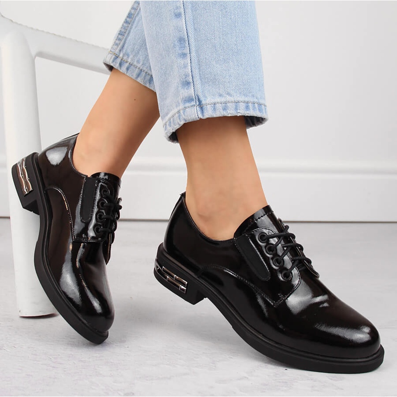 Svarta oxfordskor för damer i lack Filippo DP6189 1