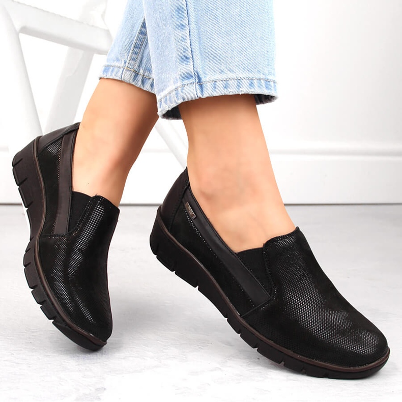 Bekväma slip-on skor för kvinnor i läder, svarta Helios 350.015.011 1