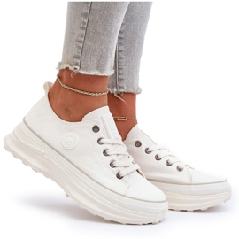 Sneakers för kvinnor på en massiv sula Big Star NN274126 Vit 10