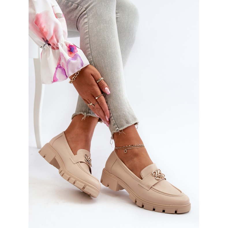 Elegant beige dammockasiner med gulddekoration Tosisa 1