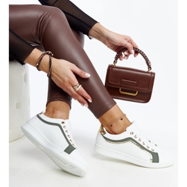 Vita och gröna sneakers på Amala-plattformen 1