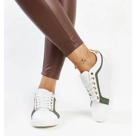 Vita och gröna sneakers på Amala-plattformen 2