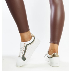 Vita och gröna sneakers på Amala-plattformen 3