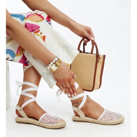 Teha vita espadrillor i spets med öppen klack 1