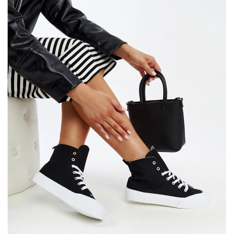 Vinka svarta high-top sneakers 1