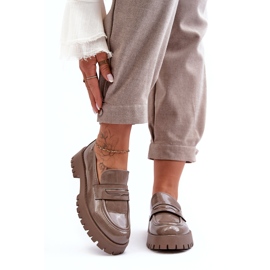 Diamantique Beige Patent Loafers på en platt klack 1