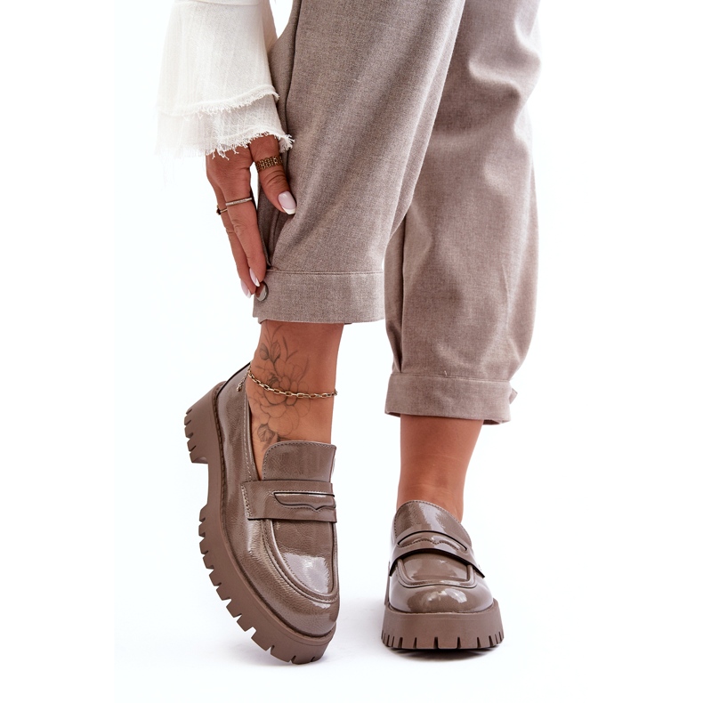 Diamantique Beige Patent Loafers på en platt klack 1