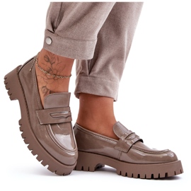 Diamantique Beige Patent Loafers på en platt klack 4