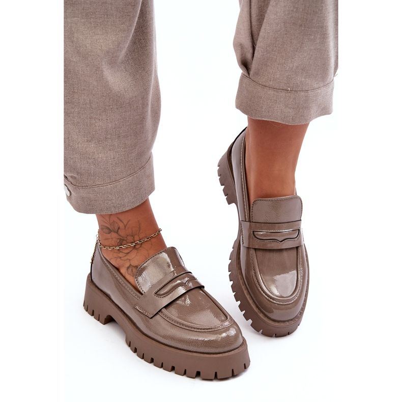 Diamantique Beige Patent Loafers på en platt klack 2