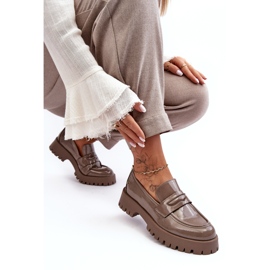 Diamantique Beige Patent Loafers på en platt klack 3