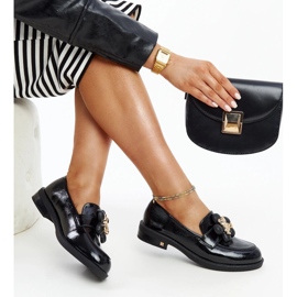 Svarta läderskor med dekorativt spänne 1