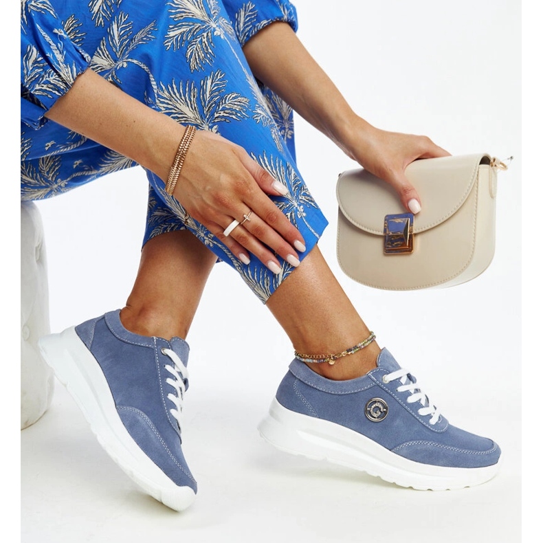 Blå läderskor med dekorativt spänne 1