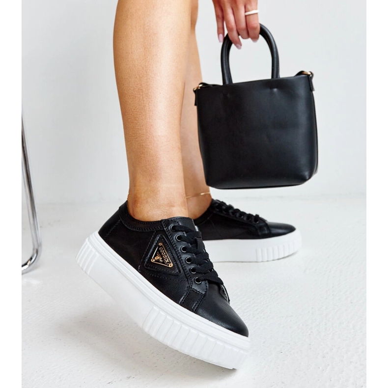 Svarta läderskor med dekorativt spänne 1