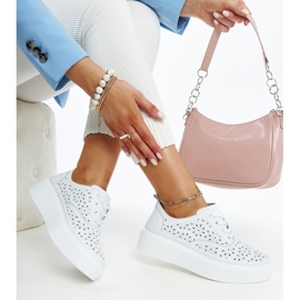 Blå läderskor med dekorativt spänne vit 1