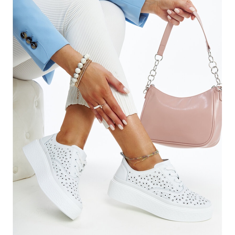 Blå läderskor med dekorativt spänne vit 1