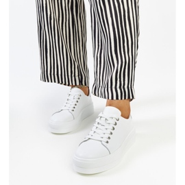 Vita läderskor med dekorativt spänne 1