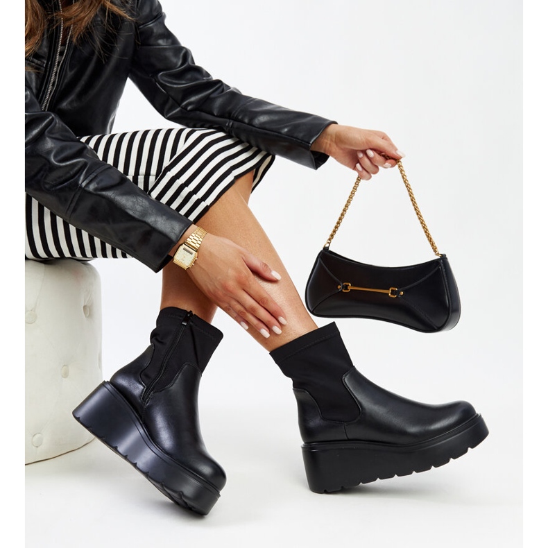 Svarta isolerade kilstövlar i Safala ekoläder 1