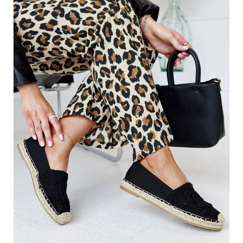 Svarta espadrillor med Kalba-broderi 1