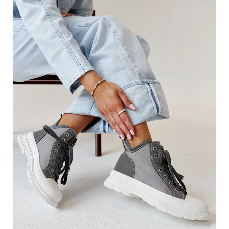 Nura höga grå sneakers med fördjupningar 1