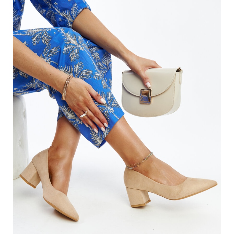 Beige högklackade pumps med inlägg i Paris-läder 1